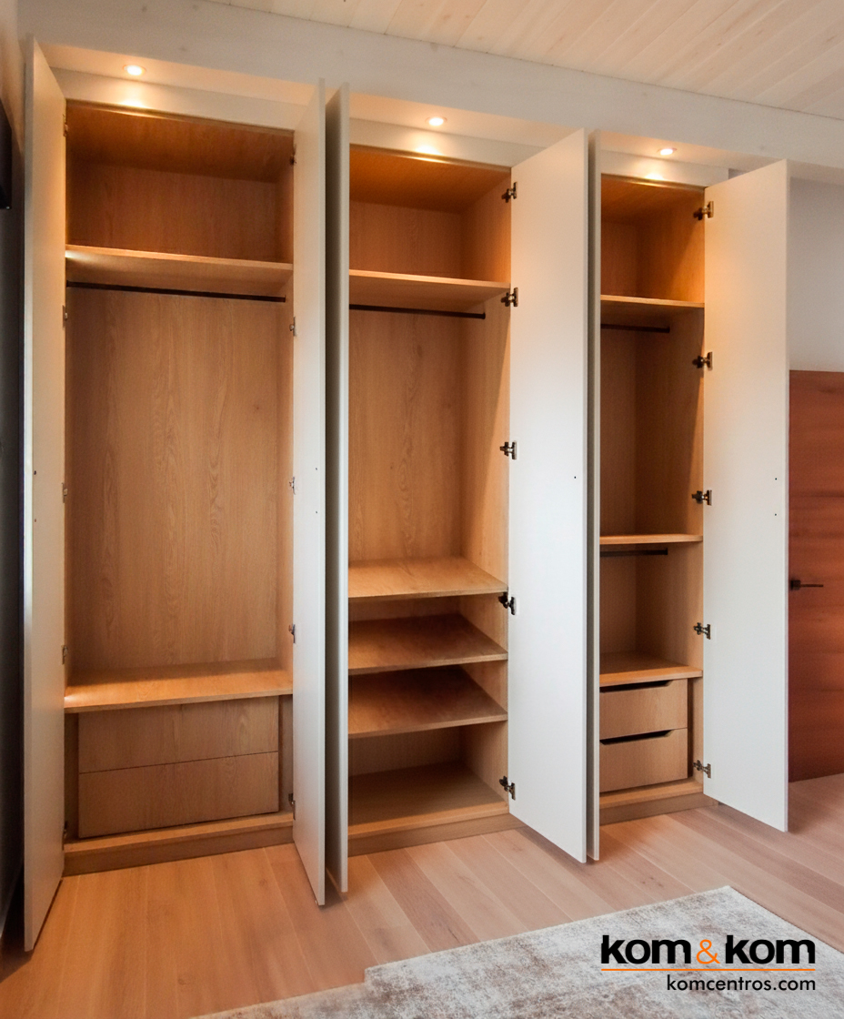 Armario beige abierto con interior de madera.